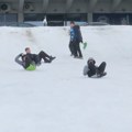 Opasna vožnja sanki iza automobila ― zašto mladi rizikuju život zbog lajka