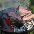 Ovo su potezi koji meso na roštilju pretvaraju u opasnost! Većina ih pravi, a da nije ni svesna.
