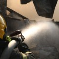 Crno jutro u Beogradu! Buknuo požar u stanu na Voždovcu: Vatrogasci pronašli telo žene