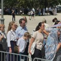 Princ Filip Karađorđević sa porodicom poklonio se Časnom pojasu Presvete Bogorodice
