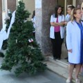 Protest zaposlenih Apoteke Beograd: Jelka ispred Skupštine grada okićena licencama i uniformama