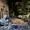 Jak zemljotres pogodio Italiju. Ljudi bežali iz kuća, urušavale se zgrade, delovi stena padali na automobile.