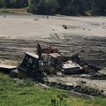 Pokušali da zatrpaju rupu koja je odnela jedan život, mehanizacija propala u pesak (VIDEO)