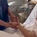 Jedna od najstarijih pevačica sa naših prostora u bolnici, koleginica joj peva i drži je za ruku: "Susret je bio ispunjen…