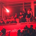 Pravi rat u Areni pred kraj derbija: Delije i Grobari se gađali bakljama, pucali topovski udari!