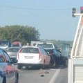 Prve slike, veliki lančani na Obrenovačkom putu: Sudarilo se njih 5, jedan vozač teško povređen (video)
