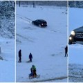 Snimak bahaćenja: Mercedesom se vozio među decom koja su se sankala u Zagrebu, pa zaglibio u kaljuzi