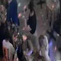 Stravičan snimak tuče usred novog sada: Upali u kafić sa pištoljem, brutalno pretukli mladića pred gostima (video)