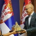 Premijer Vučević primio decu sa KiM Poklonili mu maketu manastira Visoki Dečani: Imaće posebno mesto u mom kabinetu (foto)