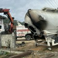 Zapalila mu se cisterna, pa upao ljudima u dvorište Jeziva nesreća kod Čačka, ljudi spasavali živu glavu (foto)