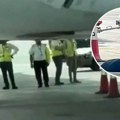 Avion upao u šaht, točkovi vire iz zemlje! Potpuni haos, avion se nakrivio na stranu, desni motor dodirnuo tlo