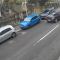 Uznemirujuće! Devojka visi na vratima, automobil je vuče po ulici! (video)