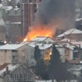 Planula kuća petočlane porodice! Detalji stravičnog požara u Višnjičkoj banji, vatra se proširila i na zrgad, povređeno…