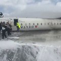 Avion se prevrnuo na pisti tokom sletanja: Ima povređenih, neverovatne slike iz Toronta (Foto)