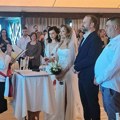 Oženio se Skaj Vikler: Treći put stao pred matičara, mlada sa izrezom na venčanici, mladoženja se popeo na binu i napravio…