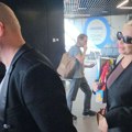 Preko lica naočare, a tek da vidite Luj Viton torbu: Pevačica se ne odvaja od muža na aerodromu - bila je maloletna kad se…