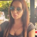 Roditelji je ostavili, muž vodio dvostruki život: Naša pevačica posle razvoda zapalila mreže u brutalnom miniću (Foto)