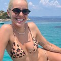 Bivša žena našeg pevača se skinula i na jahti pokazuje obline: Porodila se pre tri meseca, a sad svi komentarišu koliko…
