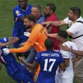 Luis Enrike izazvao incident na kraju meča sa Čelsijem, a onda se pravdao: Samo sam hteo da razdvojim igrače