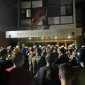 Protest ispred Filozofskog u Novom Sadu: IJP ne da studentima da se približe, uprava i dalje u zgradi s policijom