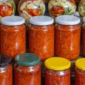 Da li je povoljnije praviti ajvar kod kuće ili kupiti gotov u prodavnici?