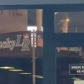 Pretukli čoveka koji je molio za hranu: Jezivo nasilje u Ustaničkoj ulici: Šutiraju žrtvu dok leži na asfaltu (video)