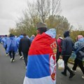 Grupa Srba sa Kosova i Metohije nastavila put pešice ka Novom Sadu, trenutno ih je više od 160