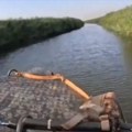 Nesvakidašnji okršaj na reci Dnjepar: Rusi na čamcu protiv roja ukrajinskih dronova (video)