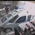 (Видео) Комби у пуној брзини развалио продавницу у Лазаревцу. Сигурносне камере све снимиле: Двојица мушкараца гледала смрт у…
