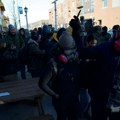 Rat na ulicama gradova Amerike! Demonstranti traže od imigracionih agenata da hitno napuste Mineapolis posle brutalnog ubistva…