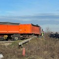 Horor scene na Ibarskoj magistrali: Automobil smrskan do neprepoznatljivosti, vozač i suvozač mrtvi