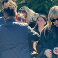 Marija Šerifović čvrsto grli Popovićevu ćerku ma groblju, pa pala Suzani u zagrljaj: Onda je prišla grobu
