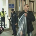 (VIDEO) Policija tražila poljoprivredniku iz Bogatića da vrati oružje, on demonstrativno bacio vojnu uniformu ispred stanice