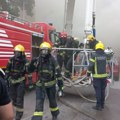 Ovako izgleda buktinja na NBGD: Vatrogasci uleteli u gust dim, borba za TC „Enjub“ traje dva sata! (foto)