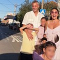 "Prvi i peti razred" Naš pevač oženio specijalistu ginekologije i akušerstva, a sad ispratili decu u školu: Porodična slika…