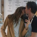 Славни музичар усред гадног развода објавио провокативну фотографију са новом девојком: Сви се питају - кад пре? (ФОТО)