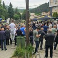 Srbi nastavljaju protest na severu KiM: Okupili se u Zvečanu i Leposaviću, šalju poruku mira (video)
