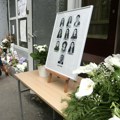 "Ovo je tužno vreme za sve": Ljudi pale sveće, ostavljaju cveće i igračke ispred škole: Obeležava se 40 dana od tragedije…