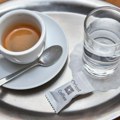 6 znakova koji ukazuju da ste preterali sa kafom