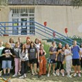 Ulaz kroz polje suncokreta: Đaci škole "Tehnoart" oslikali mural na ulazu u vrtić (foto)