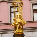 Bizarna scena u Moskvi: Mladić (20) oštetio čuvenu fontanu i umalo izgubio glavu