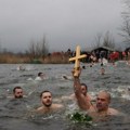 Saša Simić Prvi doplivao do časnog krsta: Tradicija nadomak Jagodine (foto)
