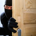 Muškarac iz BiH uhvatio lopova u kući, vezao ga i snimio: „Đe ti je jaran?!“ (VIDEO)