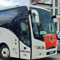 Albanac okačio zastavu OVK na autobus u centru Prizrena, napao sveštenika