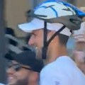 Hit! Novak Đoković se sa kacigom na glavi pojavio prvi put u javnosti nakon udarca koji je dobio!