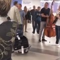 Putnici u transu, odmah zaigrali uz pesmu Srbi na aerodromu dočekani sa orkestrom, ovako nešto još nije viđeno (video)