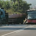 Prva slika s mesta teškog udesa autobusa i kamiona u Beogradu u kom ima mrtvih i povređenih