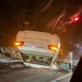 Auto prevrnut nasred ulice, srča svuda po putu: Saobraćajna nesreća kod Kraljeva, građani pritekli ženi u pomoć (foto…