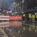 UPRKOS KIŠI I LOŠIM VREMENSKIM PRILIKAMA U PROTESTNOJ ŠETNJI SA GIMNAZIJALCIMA UČESTVOVALO NEKOLIKO STOTINA VALJEVACA