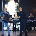 Kume moj, ne damo te: Mirko Kodić razgalio Lozničane muziciranjem na harmonici (foto/video)